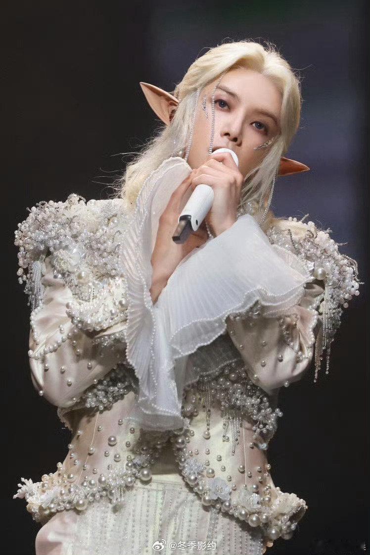 华晨宇演唱会的舞美来火星演唱会不止是听歌，更像游览一座梦幻乐园，零散的灯光小彩蛋