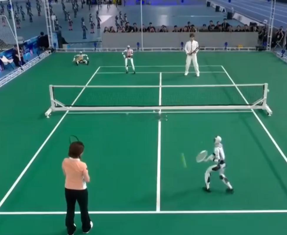 中国全自主打网球机器人亮相机器人打网球的彩排花絮也太惊喜了🎾又厉害又有点可爱，