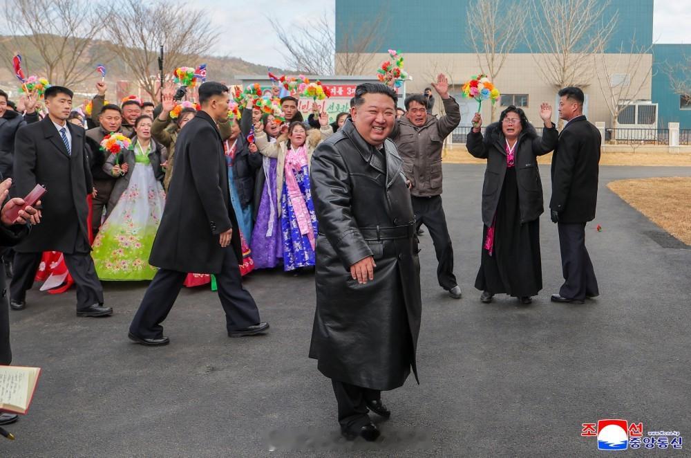 金总每到一处，我们人民都喜极而泣。毕竟见一次不容易！ 