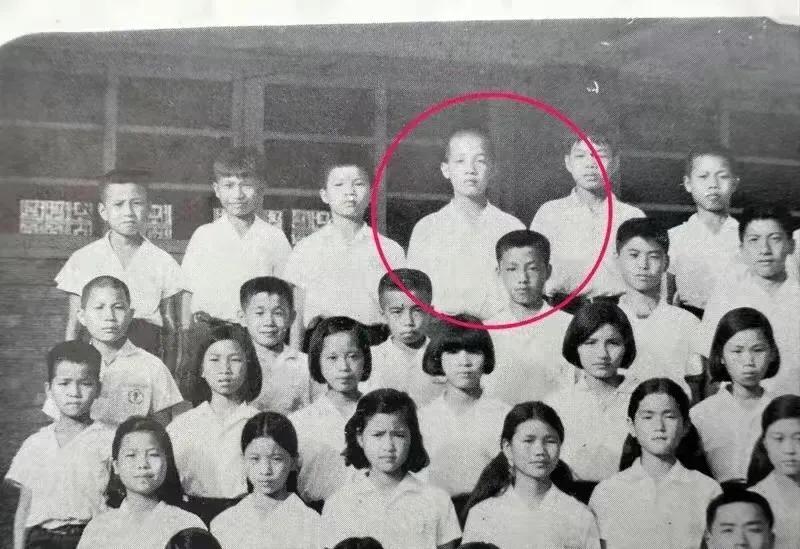 台独金孙赖轻德小学照片曝光。短发长的还蛮高，高大帅吧。一个矿工家的儿子堪称励志的