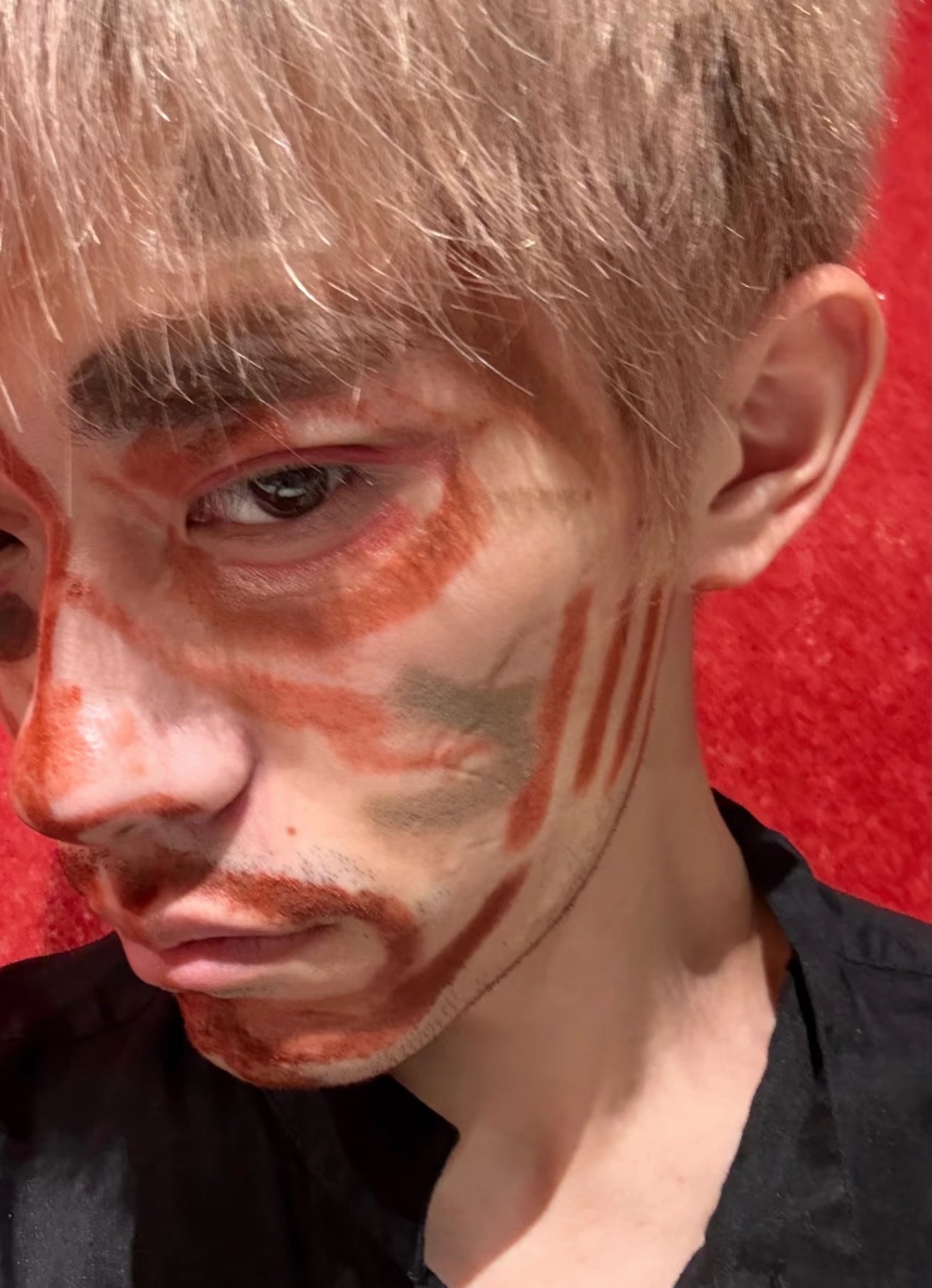 易烊千玺网站新自拍，此男就是这么喜欢脸上涂鸦，小时候电子涂鸦，现在直接脸上涂鸦创