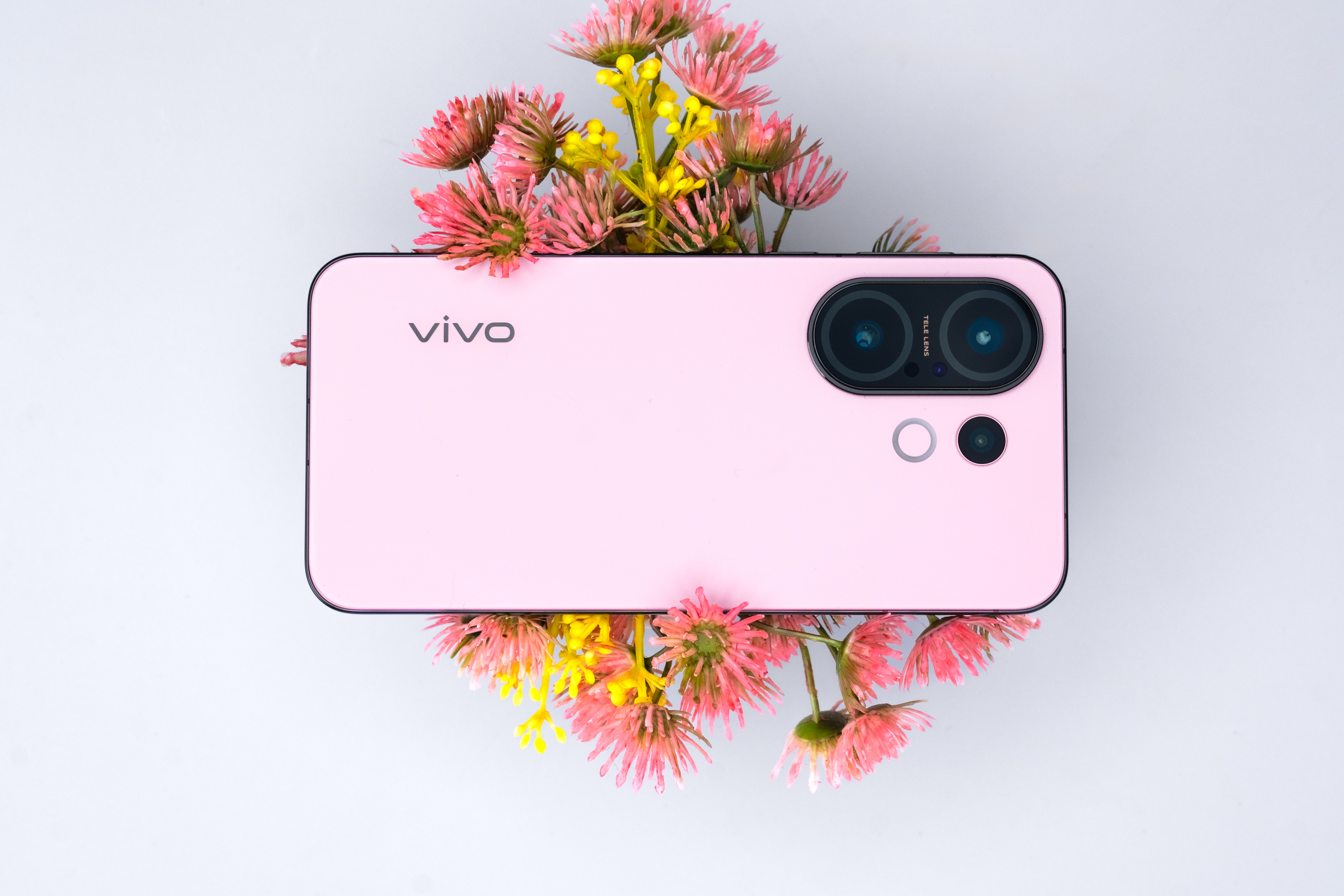 不得不说这vivo S30 Pro mini确实懂得拿捏住少女心，酷莓粉的配色真