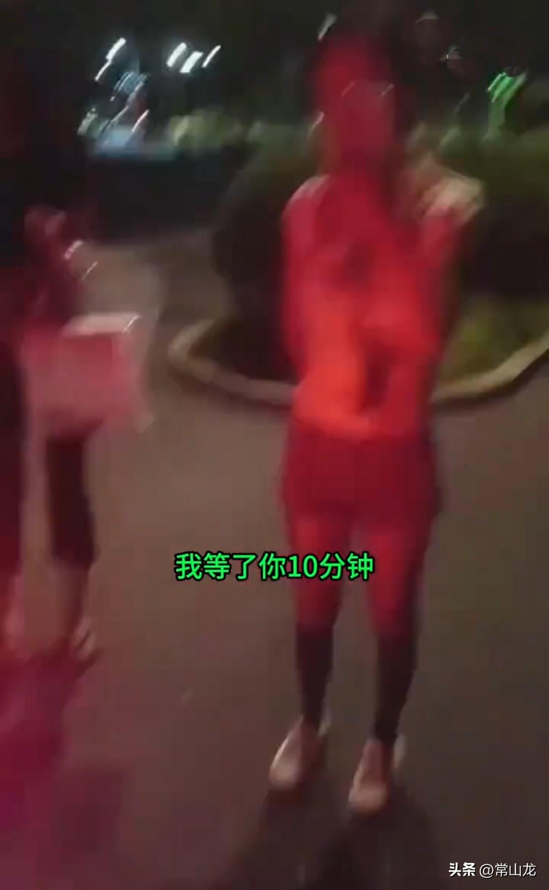 女子打网约车，电话里说马上出来，结果司机等了10多分钟，女子才姗姗迟来，来时还带