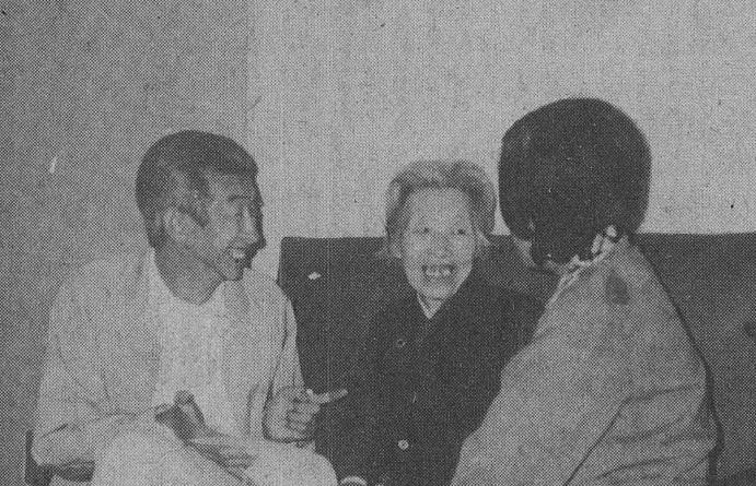 1984年的北京胡同里，84岁的赵碧琰蹲在槐树下扫落叶，竹扫帚把地面刮出沙沙响。