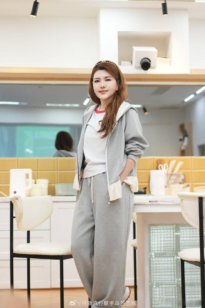 谢娜比乌兰图雅还大两岁乌兰图雅比谢娜小两岁谁懂啊，光看神态和气场根本猜不到年龄，