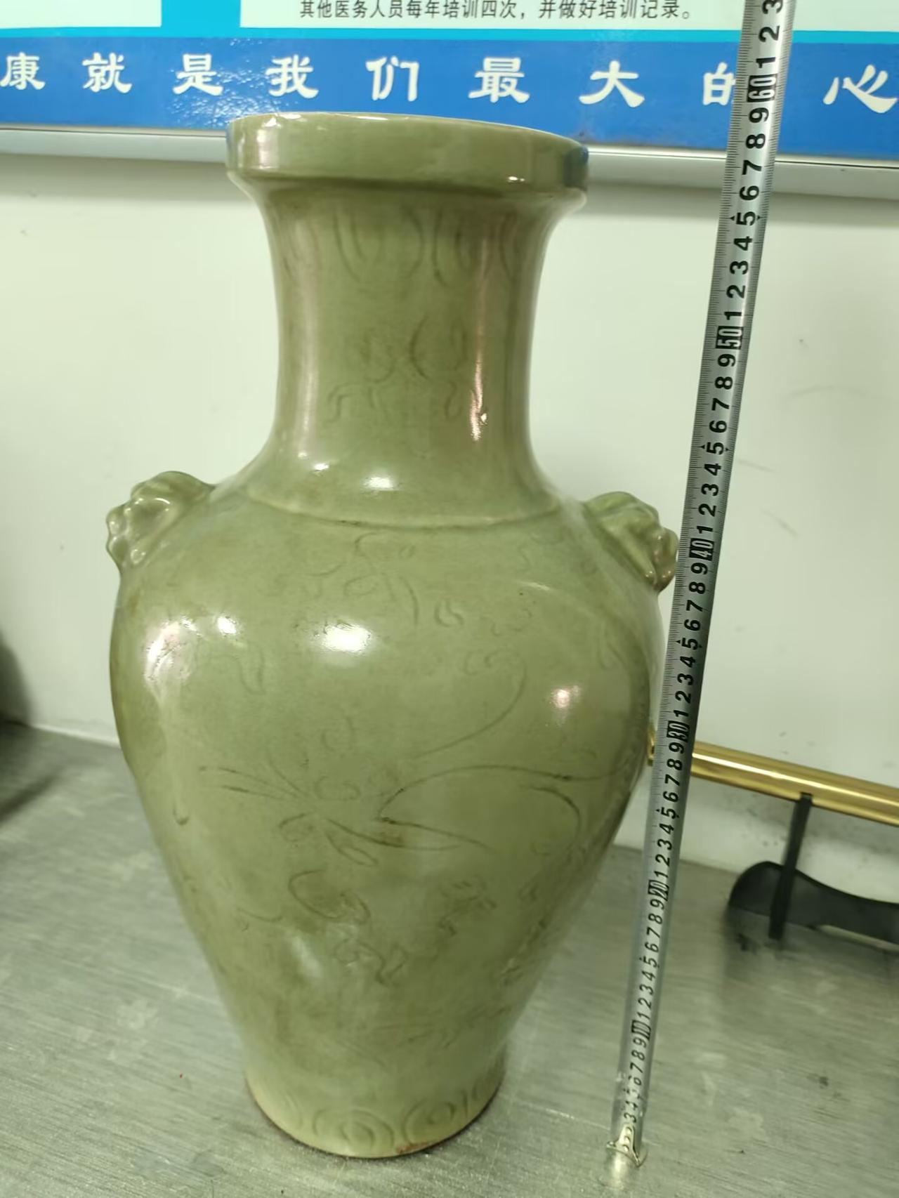 巨器凝青韵——元末明初龙泉窑兽首盘口瓶品鉴
此件龙泉窑青釉刻花兽首盘口瓶，通高达