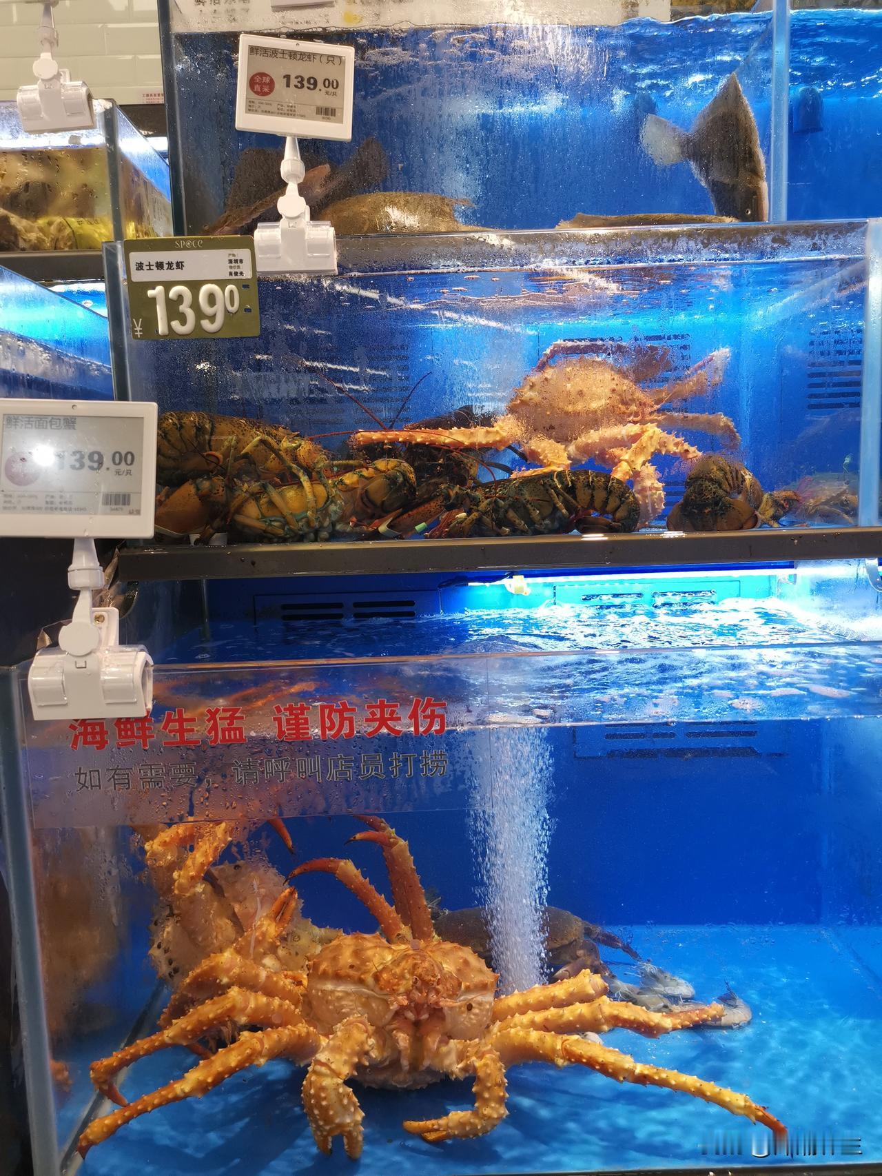 今年深圳五一小长假，小龙虾和榴莲简直是绝配！五一消费热潮升温，榴莲和小龙虾成了餐
