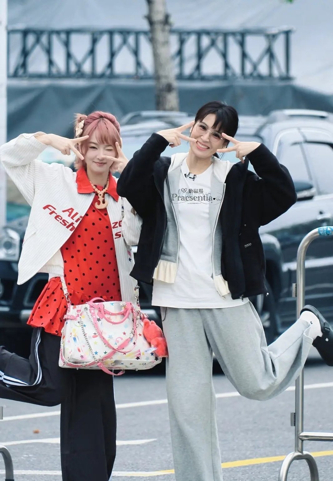 这两人穿搭曾沛慈的还能理解，另一个有点看不懂。 