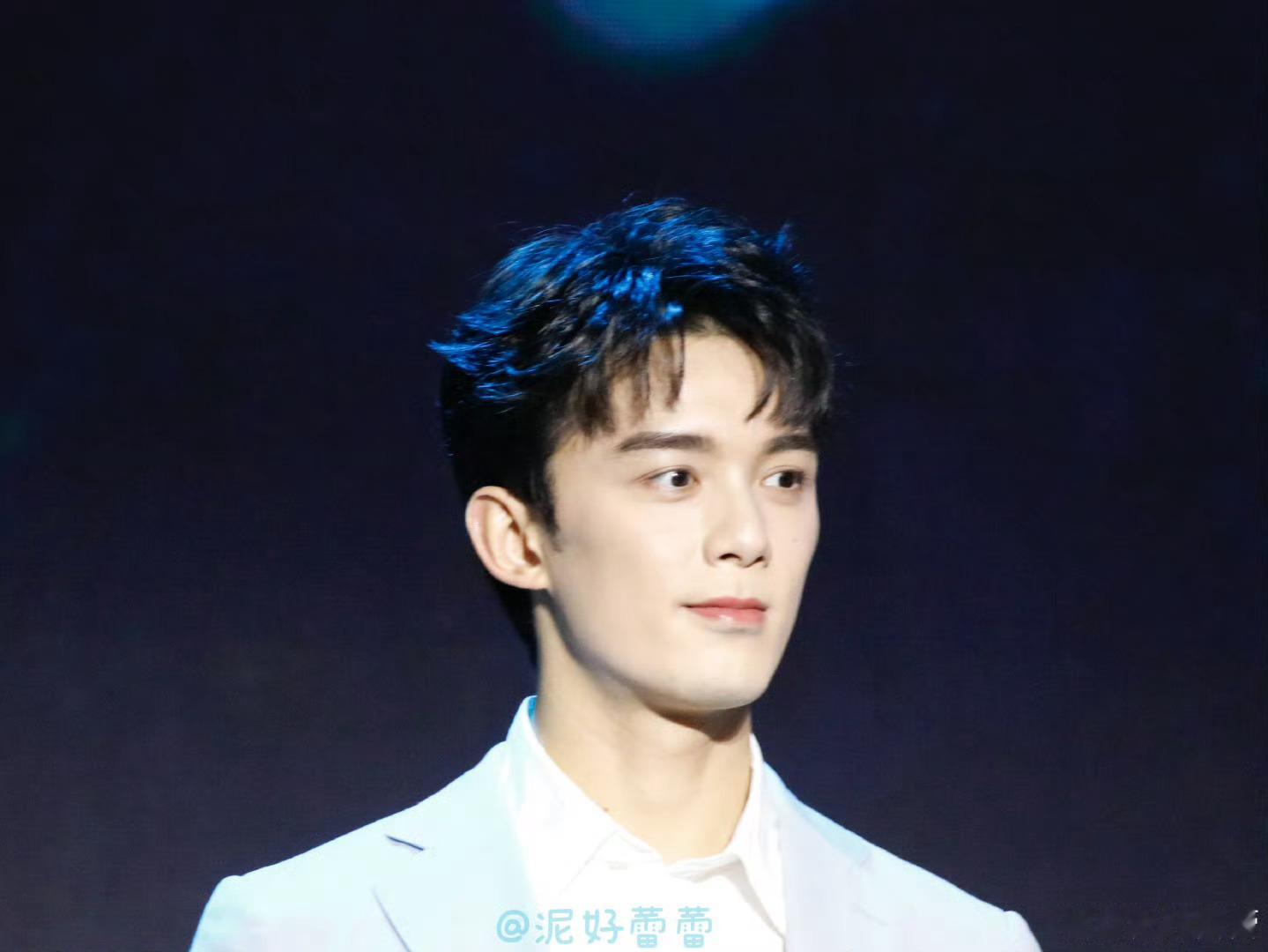 吴磊今日线下活动生图状态太帅了白的发光了[锦鲤附体] ​​​