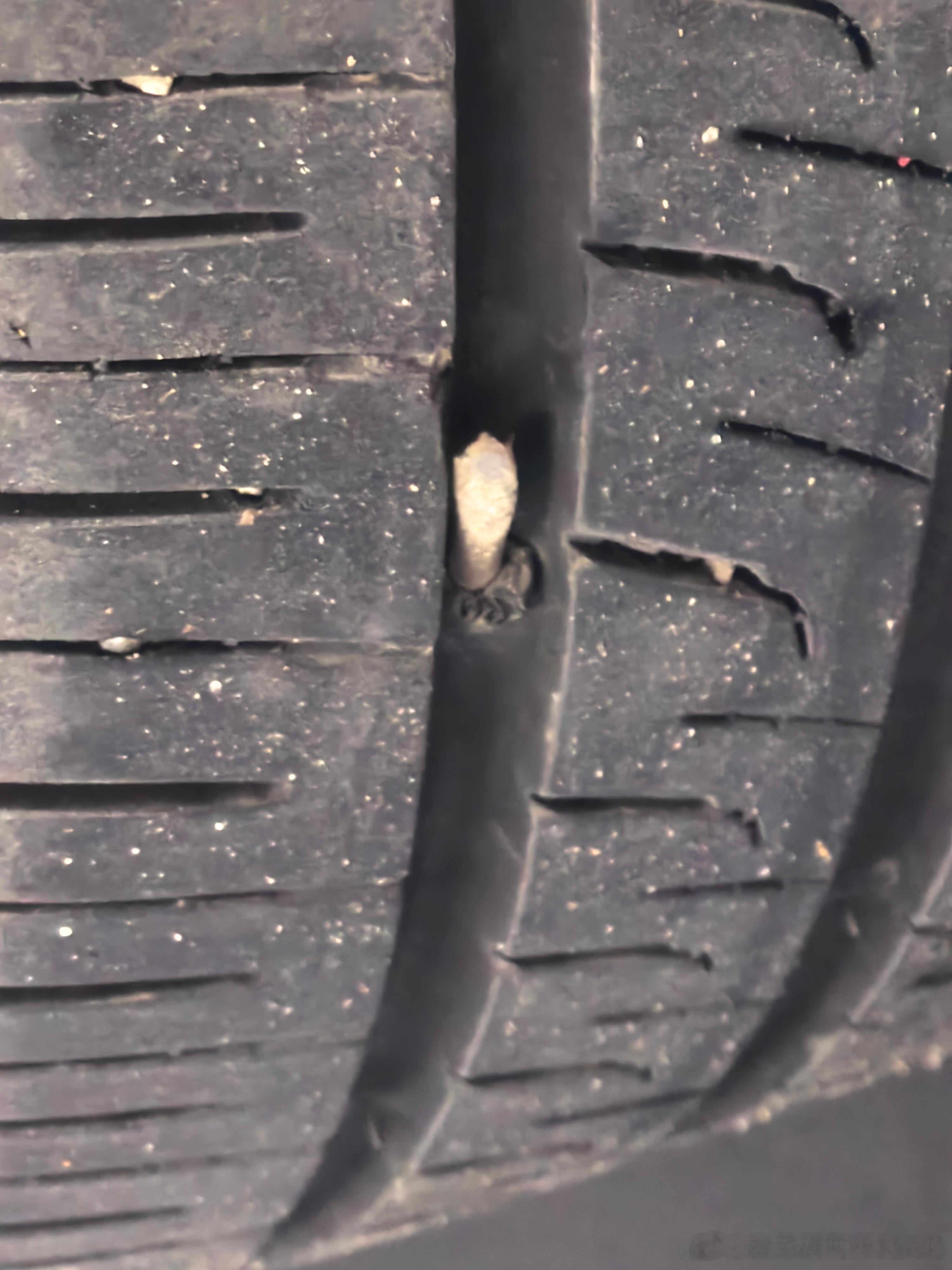 什么情况，左右后轮同时扎钉子，也是服了 上海