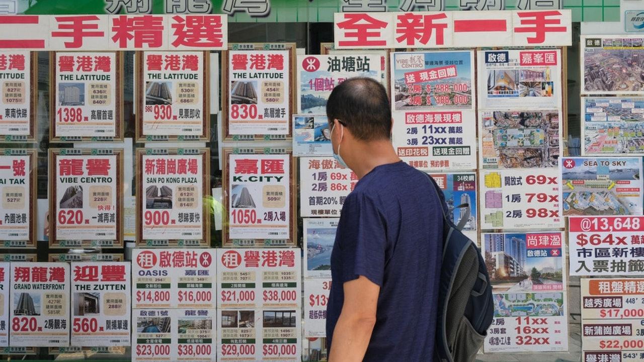 最近香港地产中介门店里，最忙的可能就是接待拖着行李箱的内地客。
买房这件涉及大几