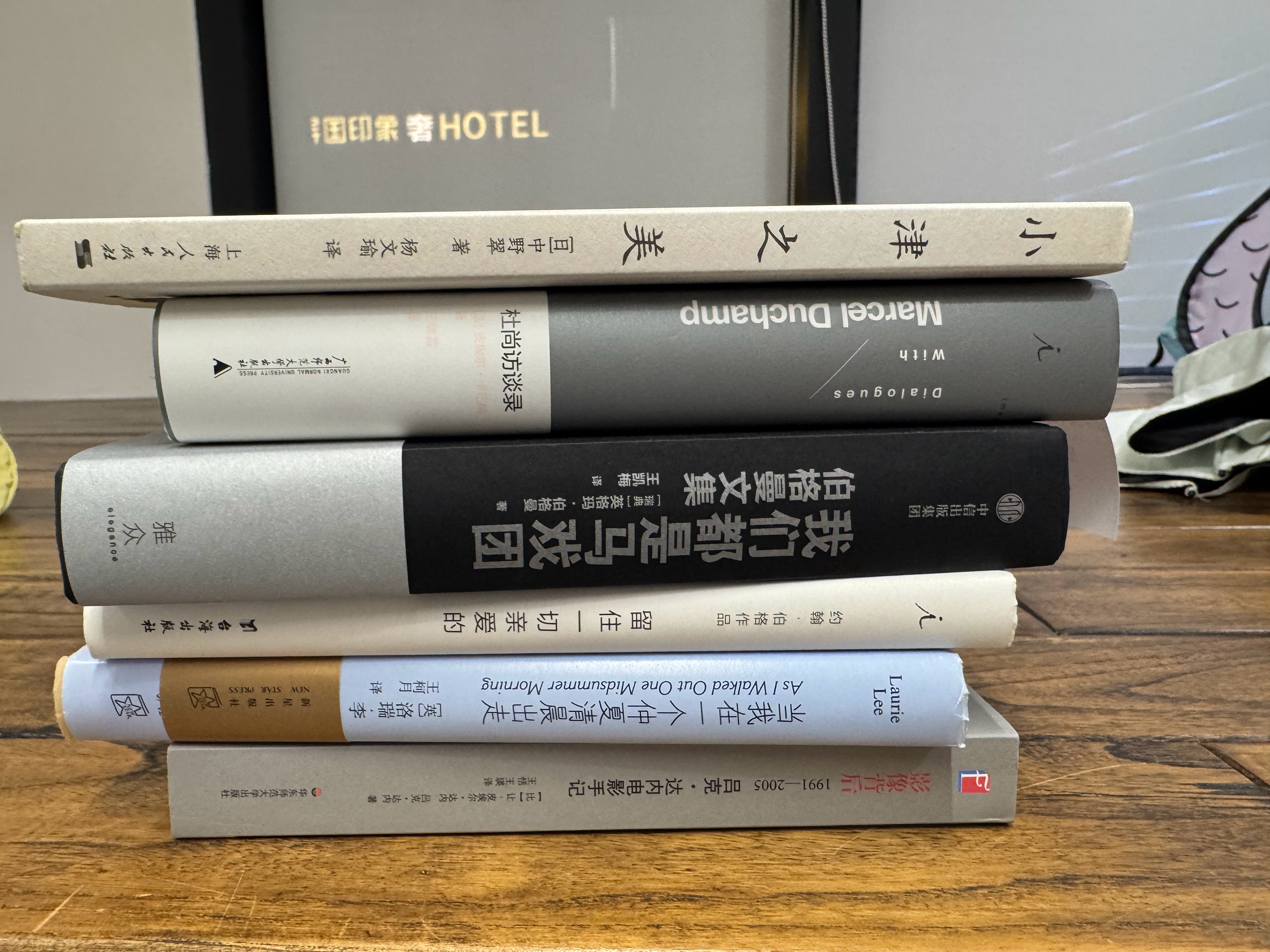 店里最近在退品种，要退走的品种，拆了的样书可以作为二手书，如果员工想买就能三折。