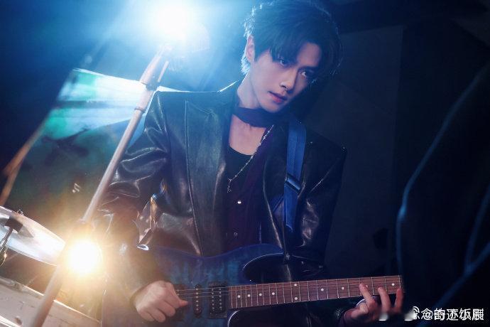 方逸伦剧里剧外都好会癫《水龙吟》里他是阴鸷不定的复仇鬼才柳眼，剧外却是玩乒乓球碎