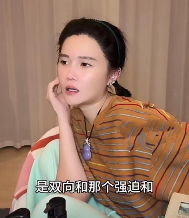 球球自曝确诊三种精神类疾病（完整梳理）
 
近期，赵本山女儿球球（赵珈萱）直播坦