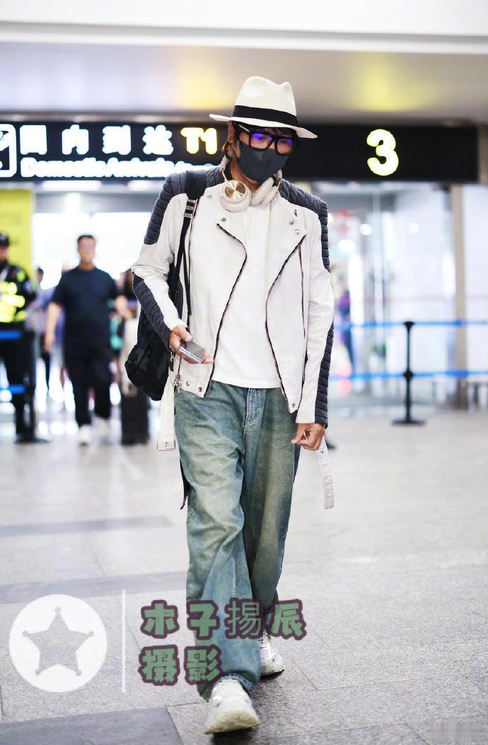 孙楠到长沙了，歌手节目组深夜接机。孙楠落地长沙准备参加《歌手2024》，节目组工