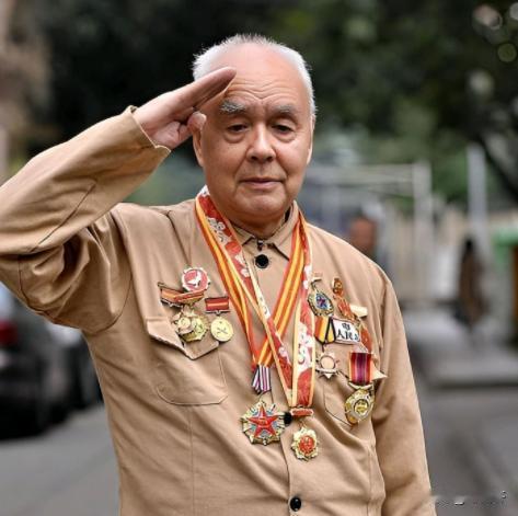 --上甘岭一战，16岁的小兵忽然尿急，竟然在迫击炮上撒了一泡尿。没想到，就是这么