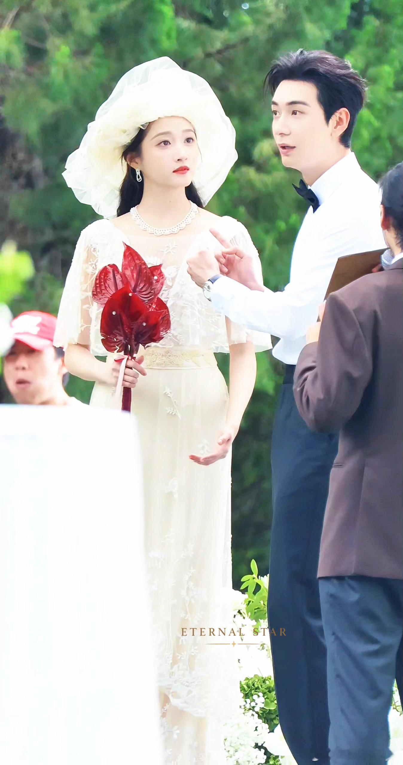 关晓彤陈星旭红掌婚礼比真结婚还全 新郎喝醉了撒娇那段我反复看了五遍，白天端着的绅