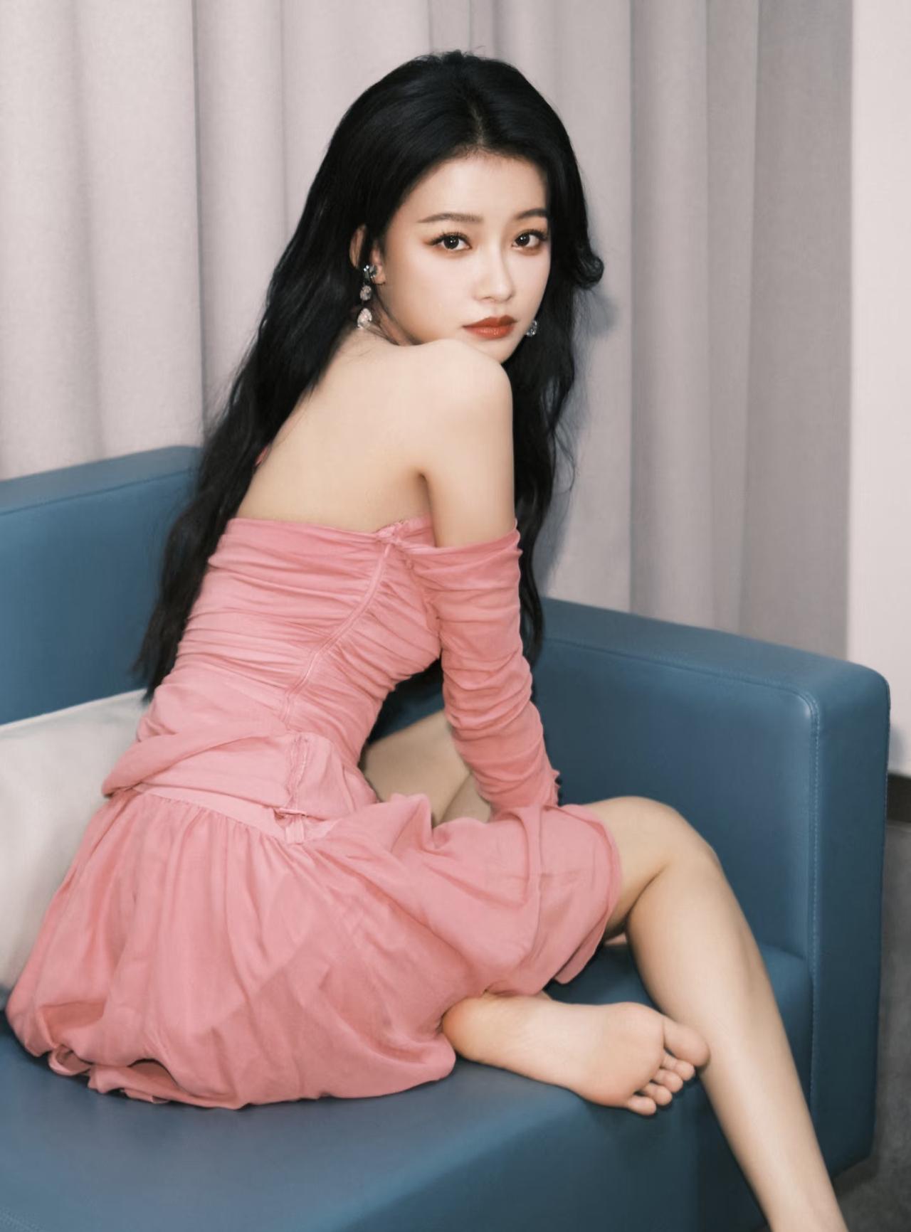 33岁孙怡开车这事
就能猜到，她是不会再结婚了
400万的法拉利，穿20万皮草，