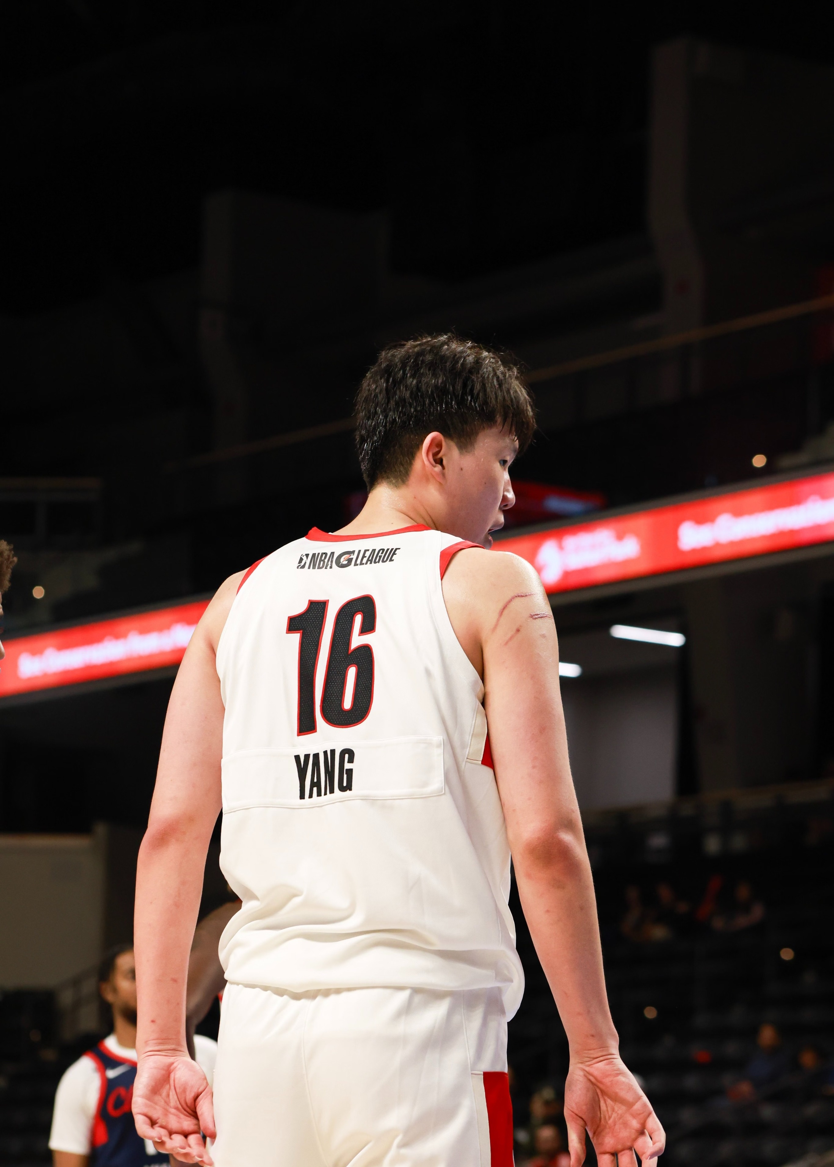 杨瀚森今天不打，明天会参加上午九点打南湾湖人的比赛哦！ 