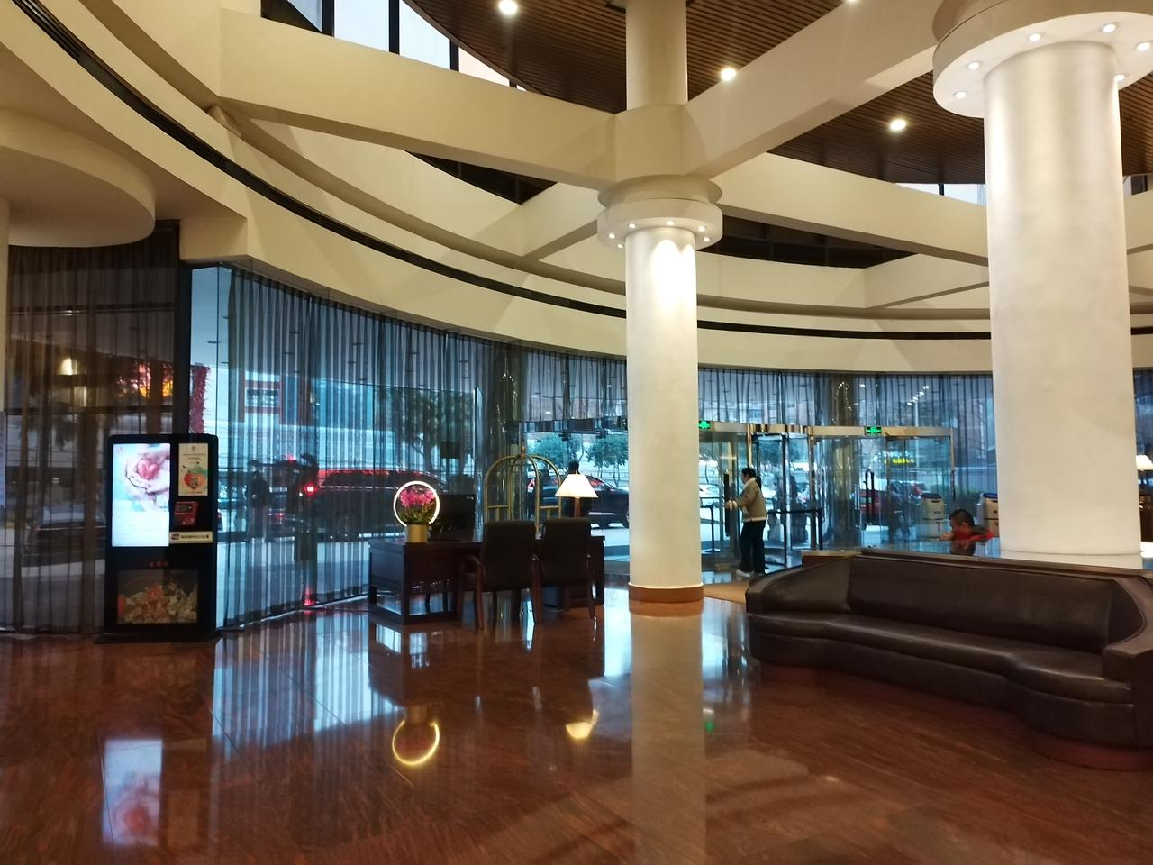 法拉利老了也是法拉利，今天下午去金花饭店喝个下午茶，好多年没去了，我以为它早都衰