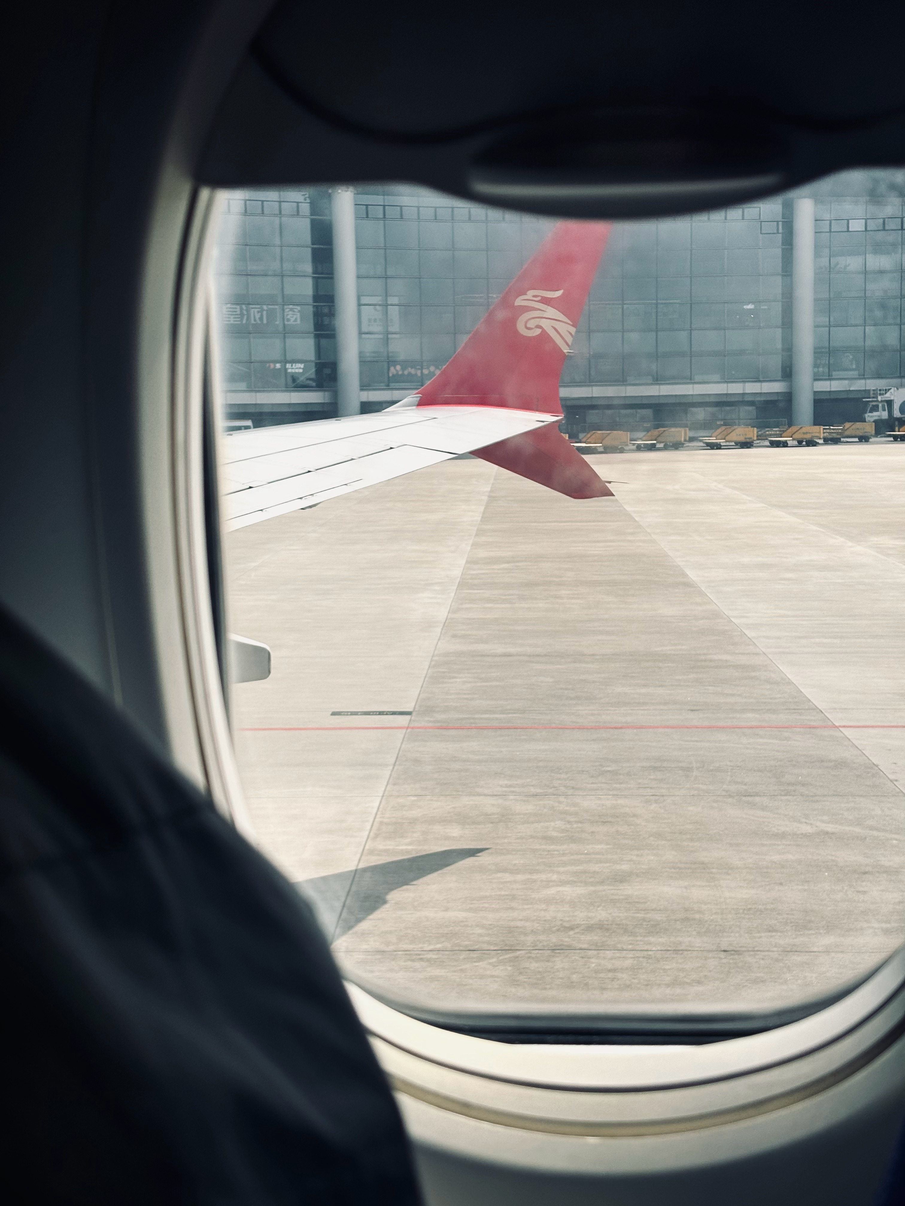 朋友们，今天出发去深圳参加一个活动。but旁边有位大叔，在打电话，嘴里一股韭菜味