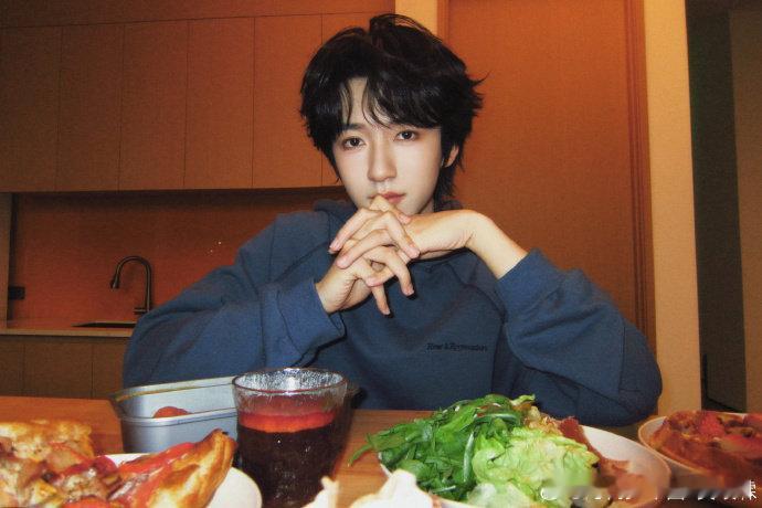 贺峻霖力证不是ai什么情况？当然是贺峻霖帅的比AI还AI！就说这个对视谁能不心动