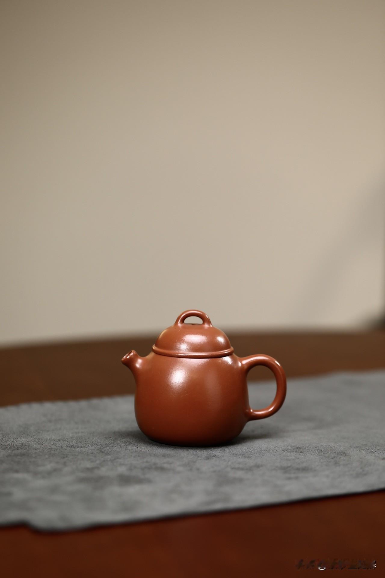 饮瓢｜原矿生砂朱泥丨容量120cc
器型丰盈大气，圆润古朴，线条流畅且刚劲，沉稳
