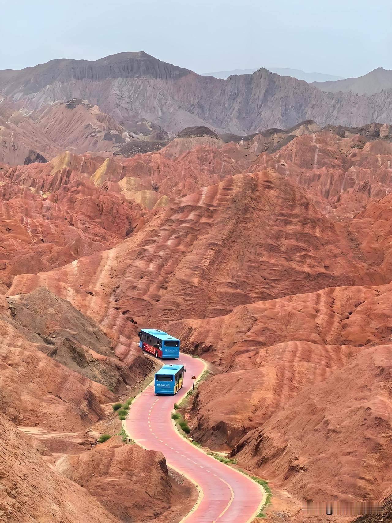 甘肃旅游，哪个地方更值得去呢？
其实，甘肃有很多自然奇观，哪个地方最值得去，那也