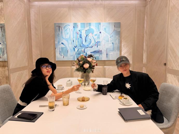 刘雨昕章子怡餐桌合照 刘雨昕章子怡餐桌合照，一起共进午餐的两位，满满松弛感啊~ 