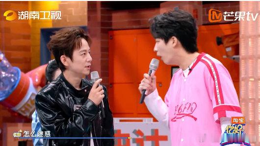 王鹤棣就这么在马伯骞面前反复横跳你好星期六王鹤棣棣棣和马伯骞的同框太好嗑了！从互