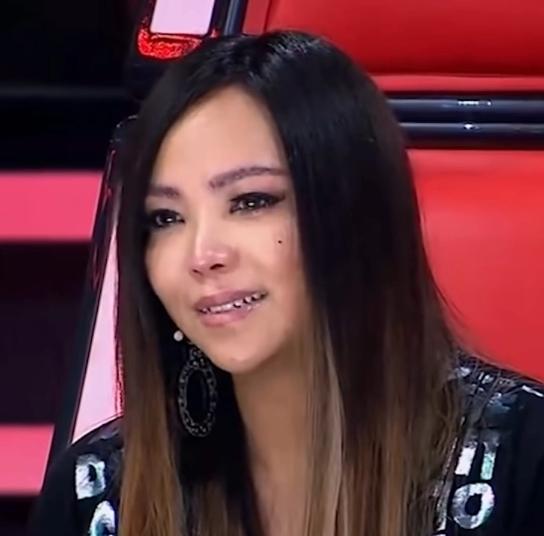 2010年，37岁的张惠妹遇见了31岁的酒吧调酒师，一见钟情，为了给他一个惊人的
