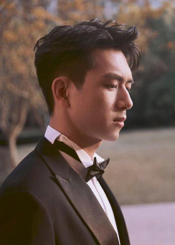 #李现扫楼发型# 换上休闲服是青春男大，穿上风衣正装就是帅气型男，不愧是大家的百