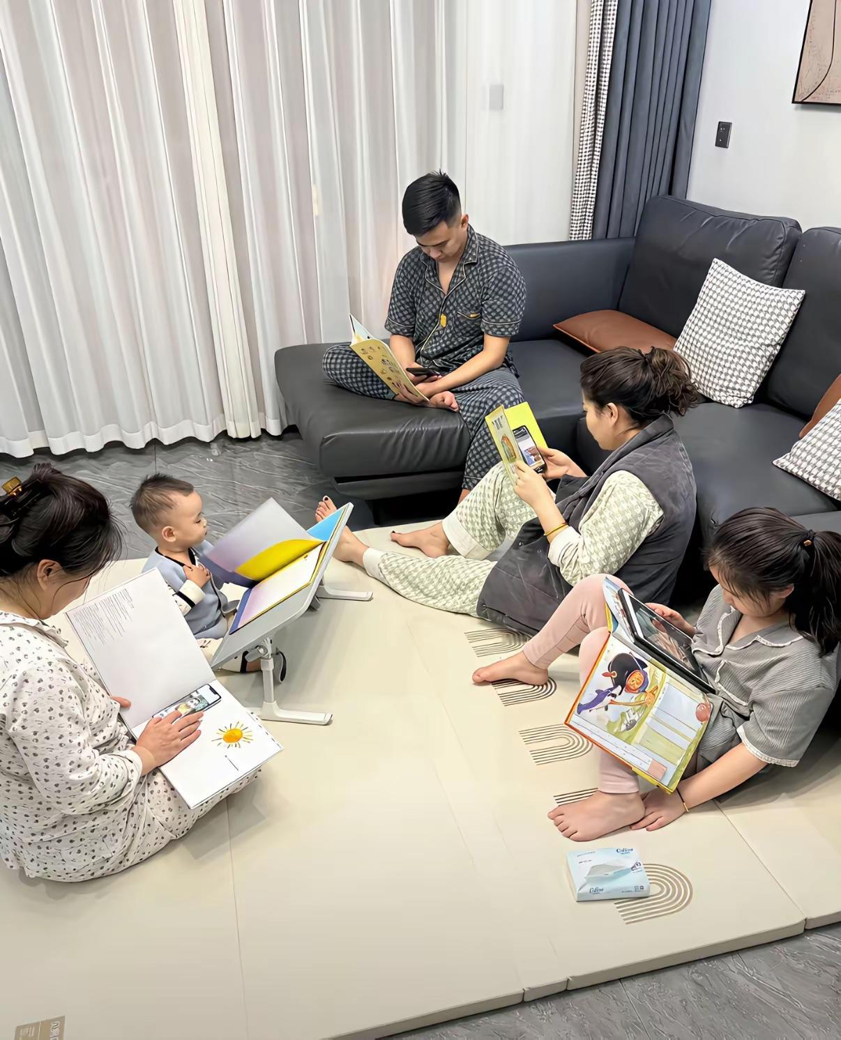 笑死了，一家人都一本正经的看书，结果发现，就那个不识字的小家伙沉浸式“阅读”，其