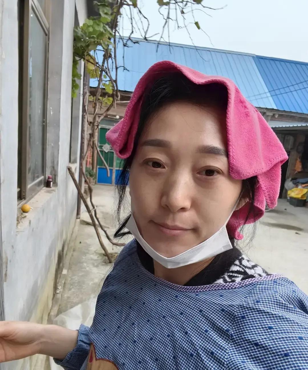 保温包厂午休，李阿姨扒拉两口饭就掏出手机，说闺女刚相亲成功，对面阿姨立刻喊亲家。