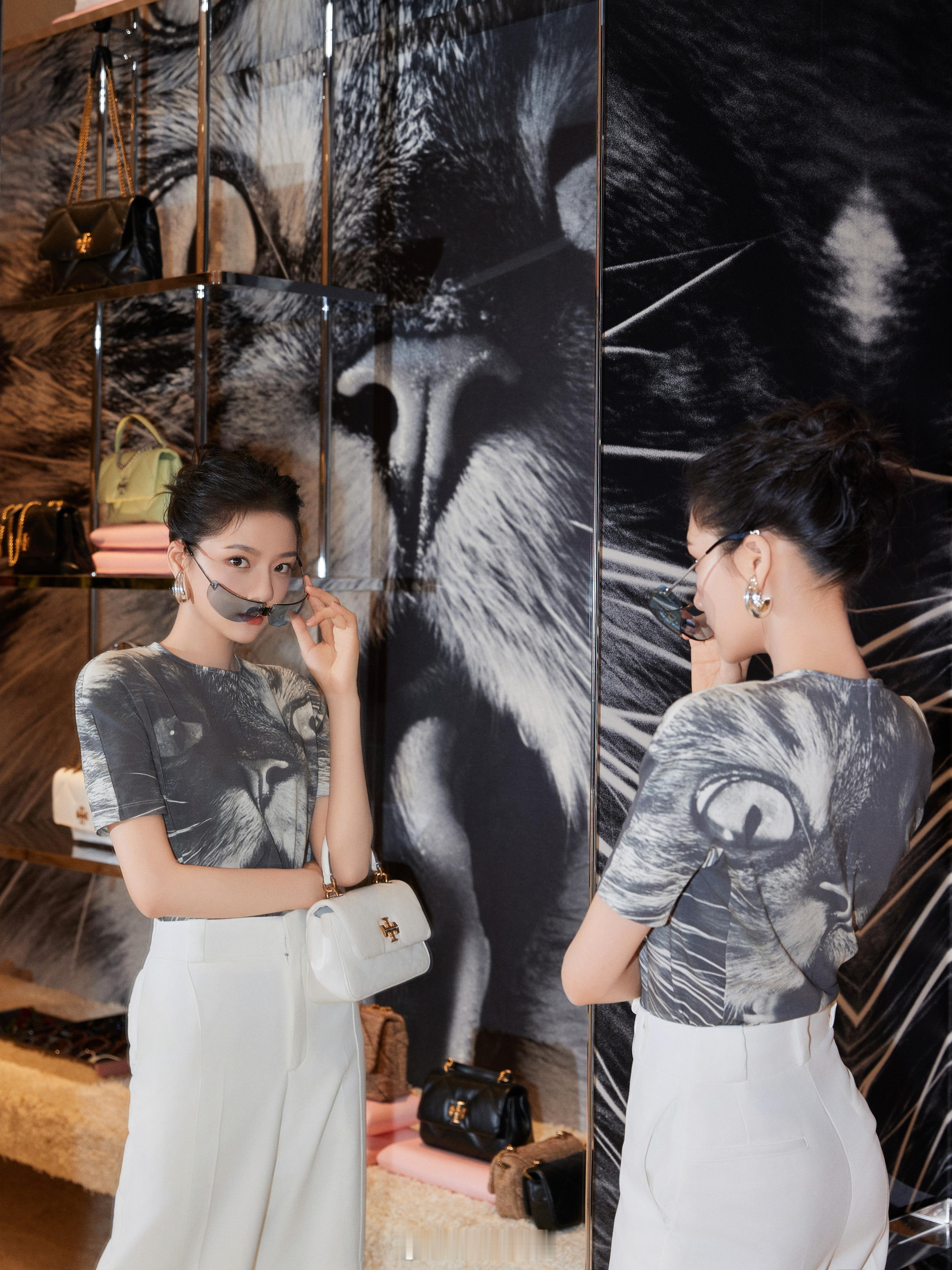 任敏[超话] 在复制粘贴的时代，你是手写的诗[鲜花] ​​​