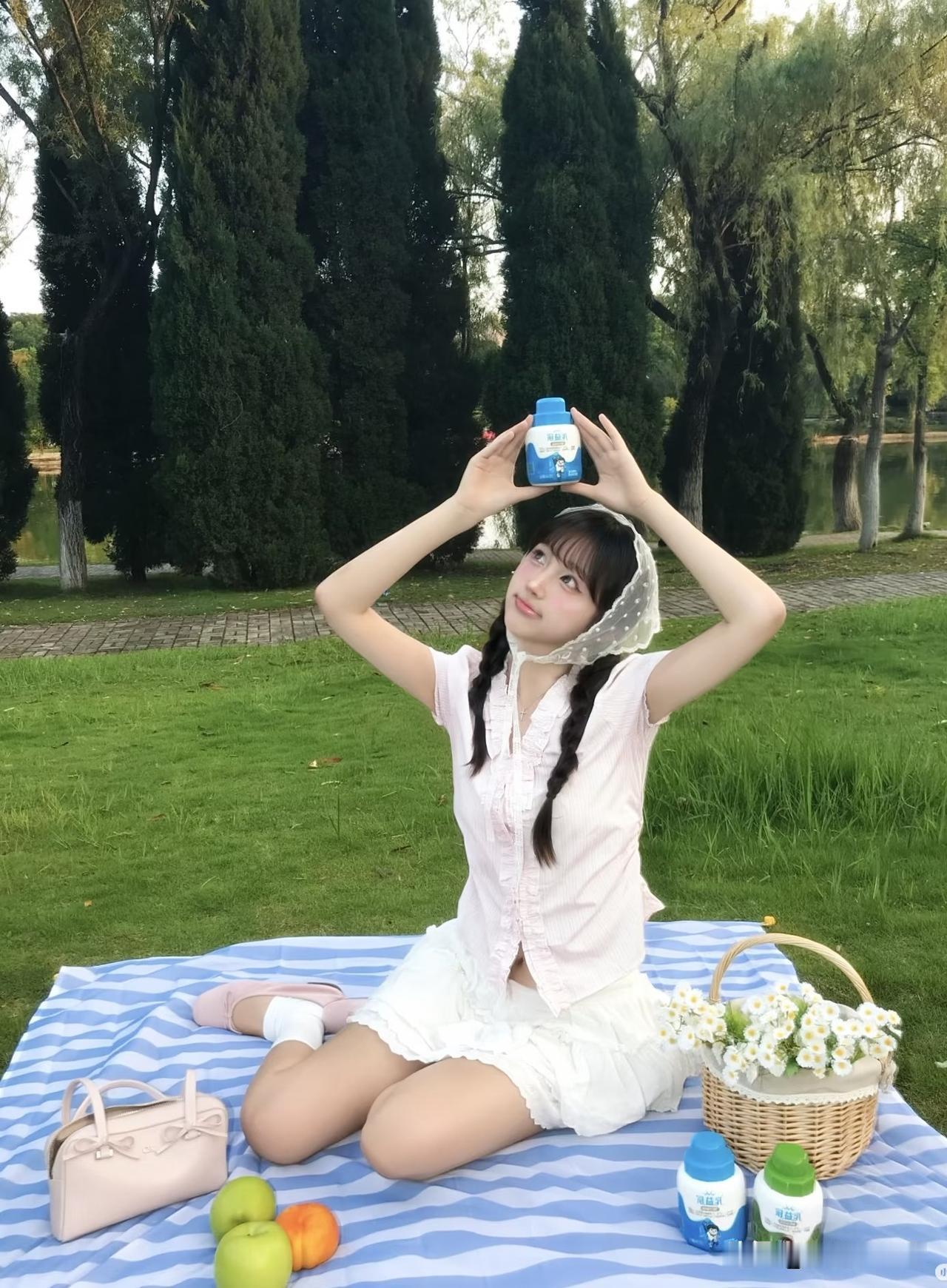 阳光明媚，女孩在草地上享受美好时光。