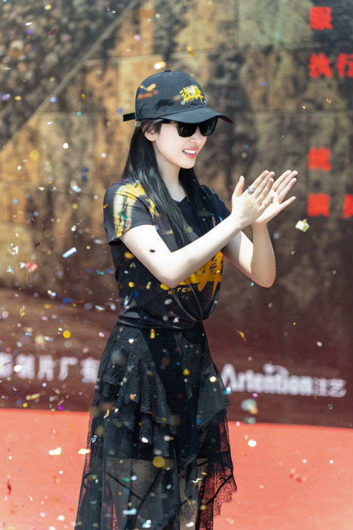 阚清子新电影逆锋开机 阚清子《逆锋》开机图来了，姐姐状态也太能打了，美貌真的轻松