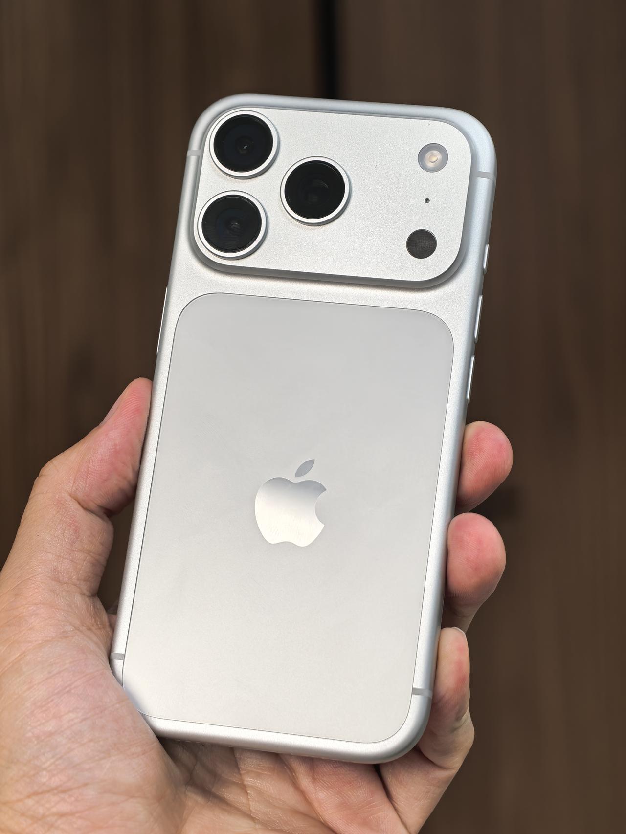 iPhone17Pro银色，背板玻璃和铝的色差比较大，中间玻璃是白色，周围铝是银
