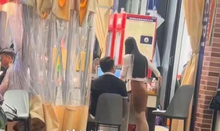 莆田某网红被人拍到性骚扰自己员工拍摄现场。据网传图片显示莆田某知名网红在公共场所