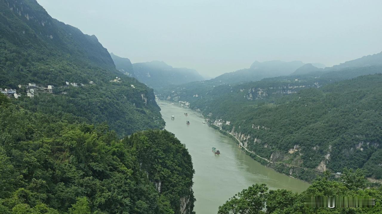 #秋日生活打卡季#
上联:汇成山水借春墨
下联:书满绿茵租夏笺
        