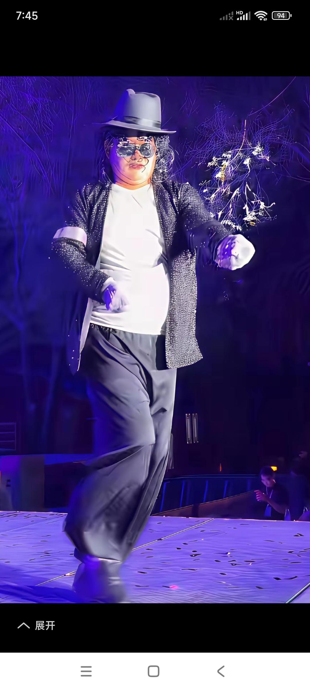 大衣哥太厉害了，迈克尔杰克逊的身姿在大衣哥身上体现出来。

杰克逊的舞姿，杰克逊