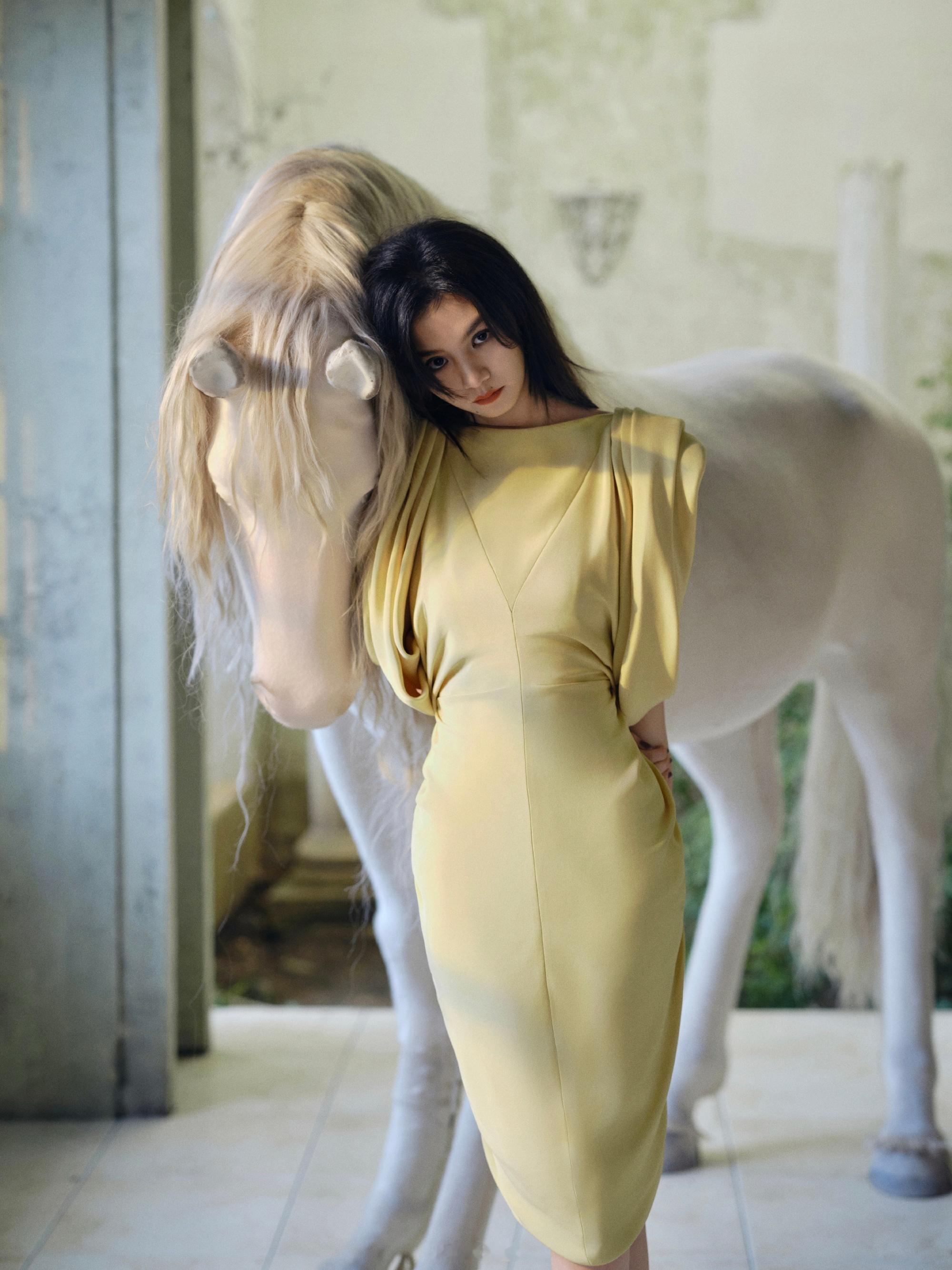 春夏这把额头露出来大大方方的，利落的发型将饱满额头完全露出，没有丝毫遮掩，大大方