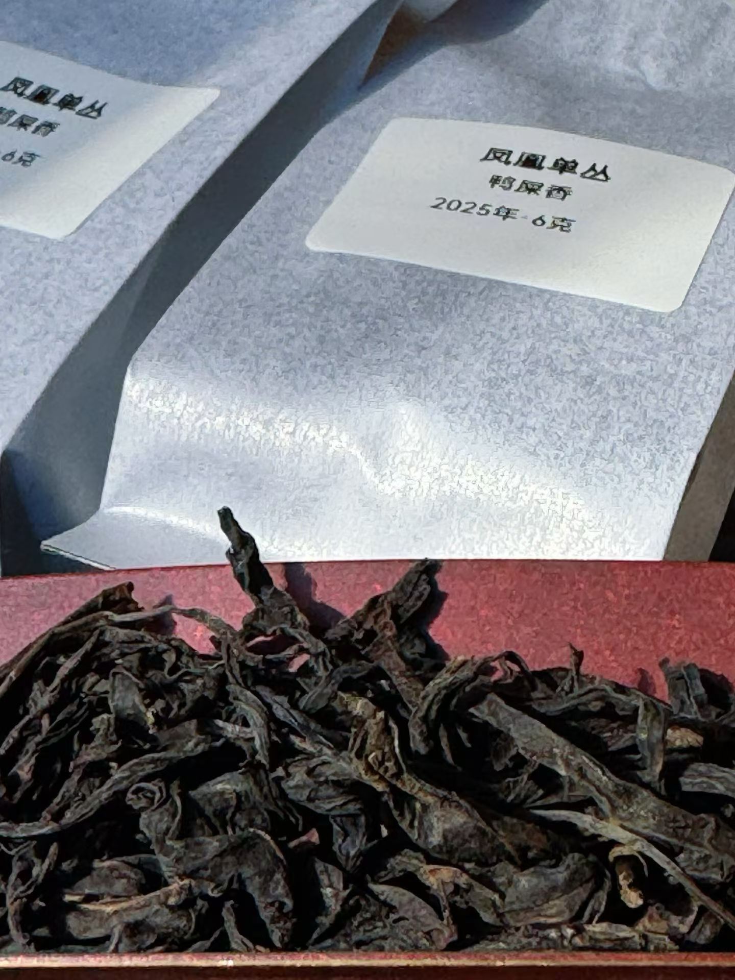 品茶赏器交友  茶，仍是那一盏茶。但因有了不同器物的装点，饮下的，便仿佛是两种截