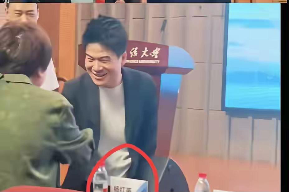 宇辉的学弟学妹好幸福！回校演讲，台下学妹喊一句“学长好帅”！宇辉立马互动，问，谁