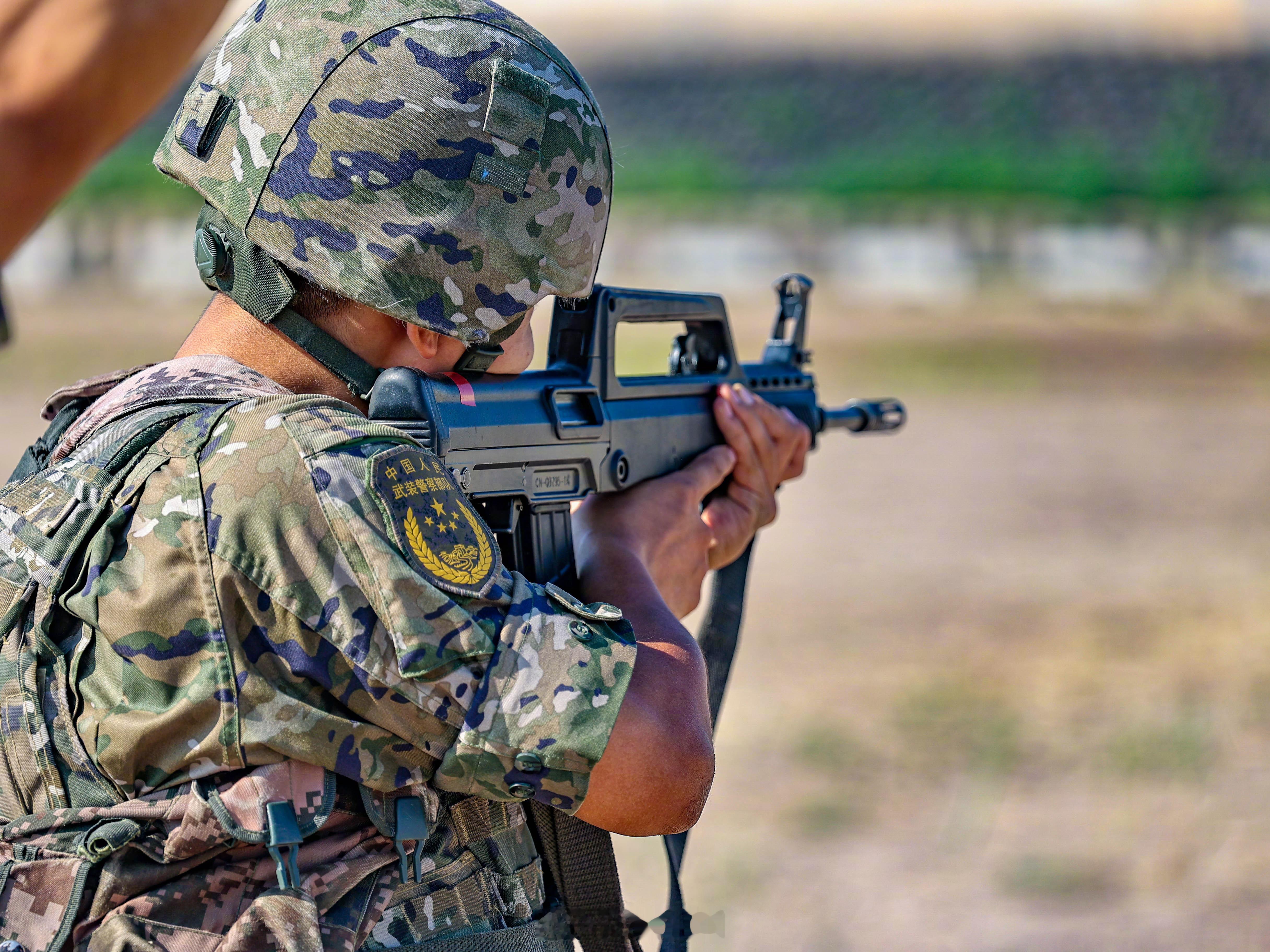 武警天津总队新兵团某大队，组织机动专业新兵，进行自动步枪对隐显目标实弹射击！ ​