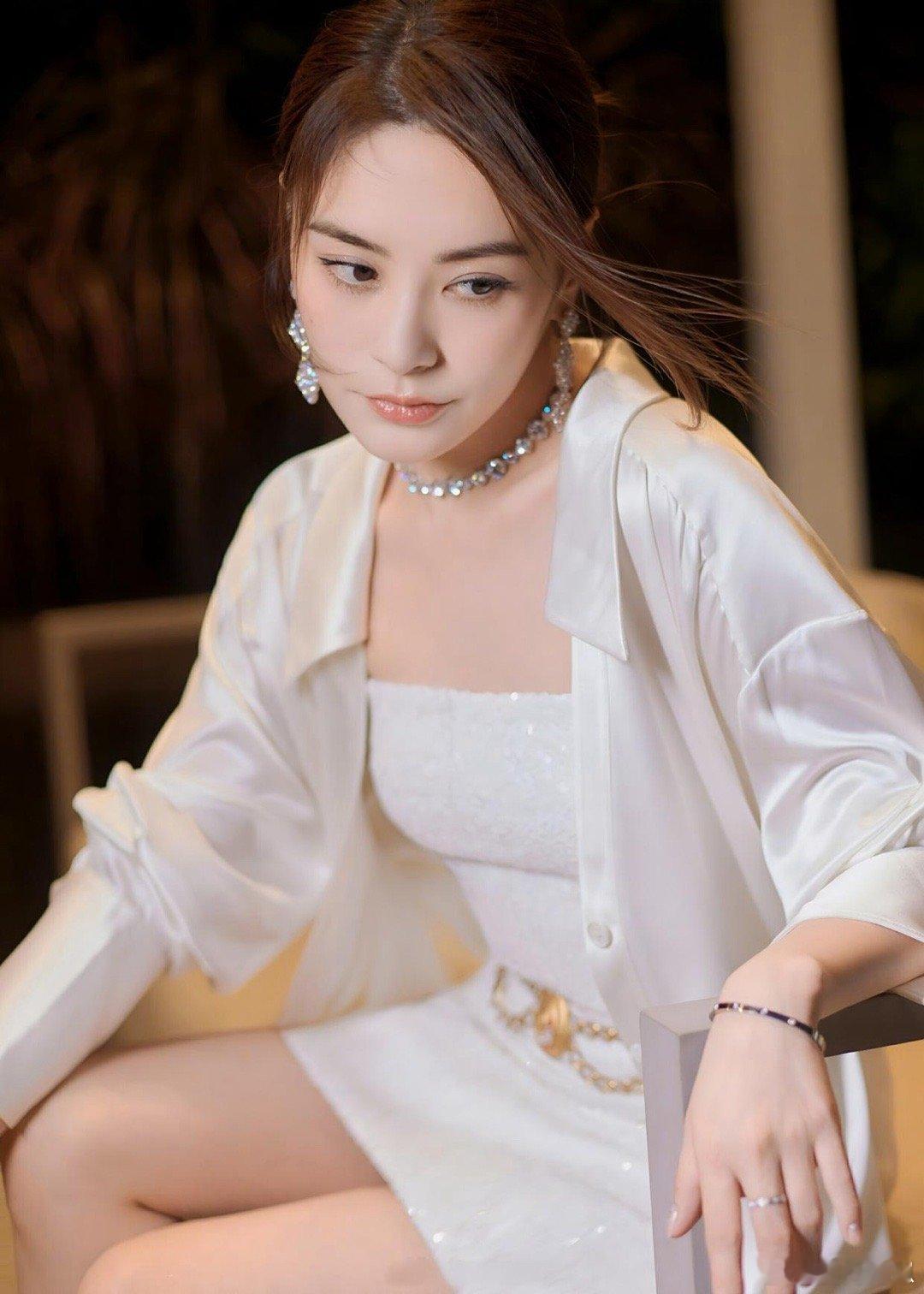 钟欣潼与阿Sa同框也太好磕了！甜酷与优雅完美碰撞，双生花合体就是永远的经典 