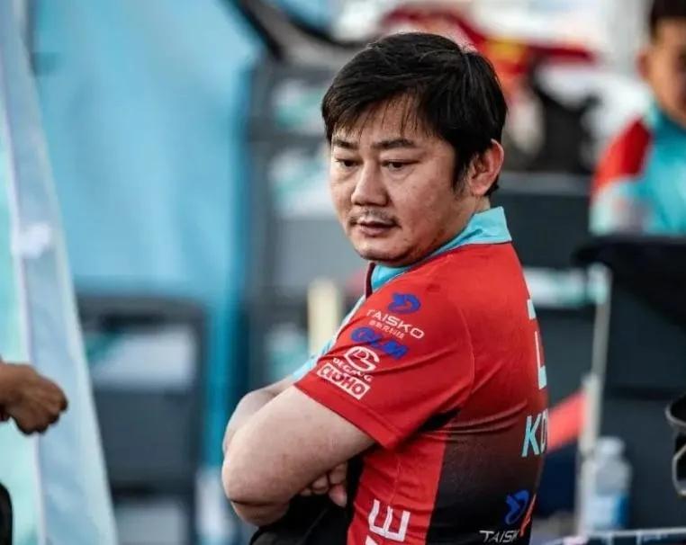 如果张雪在体制内、在高校、在科研院所、在大型国企这一类赛道。他分分秒秒就会被这些