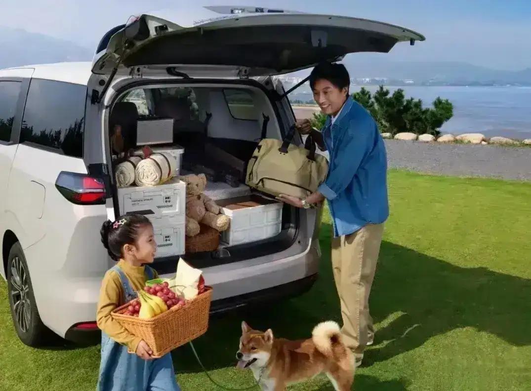 产品定位上，星光L瞄准十万级大六座赛道。这个价位之前几乎没有合适的六座车型，很多