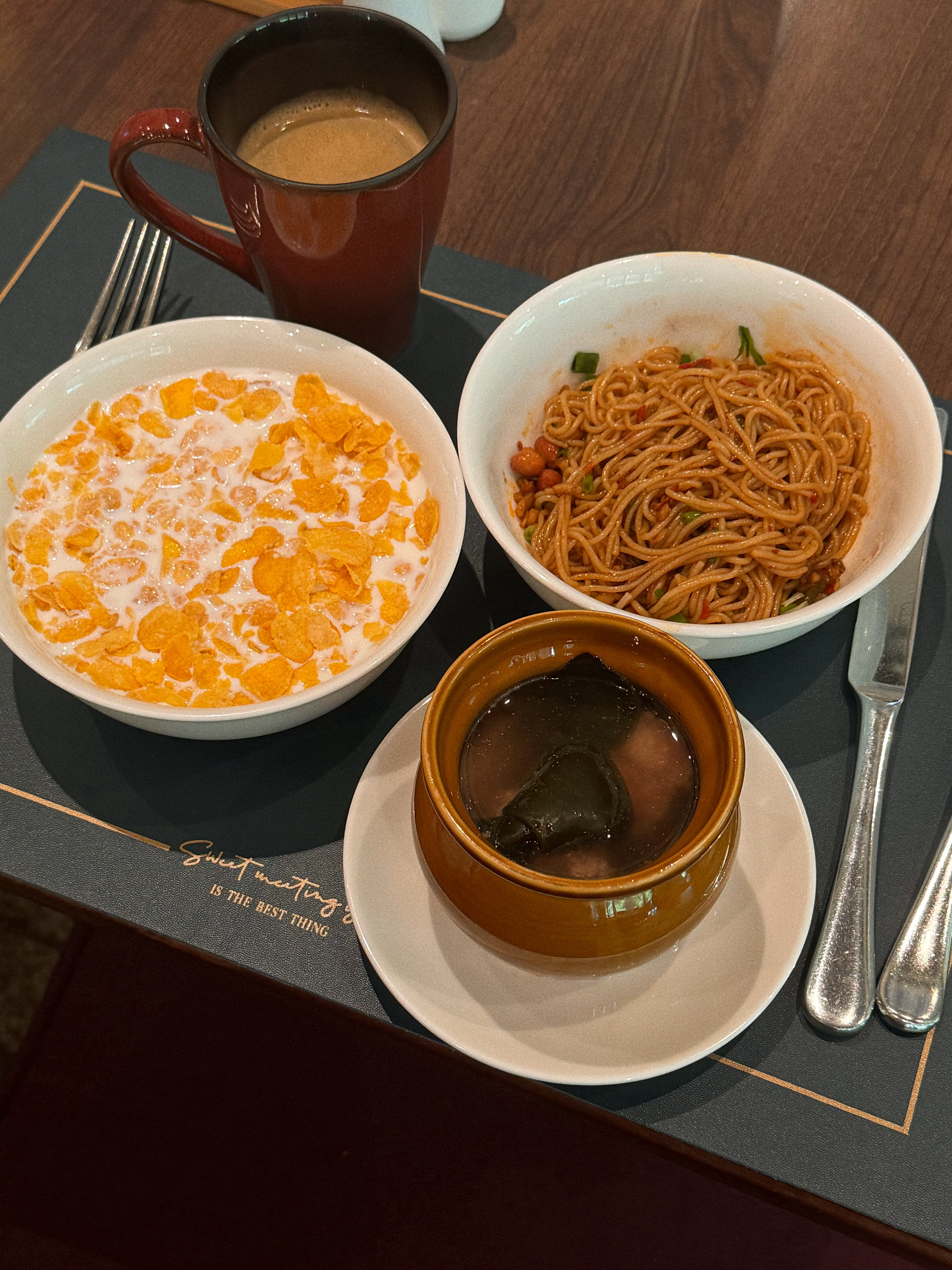 我的早餐：瓦罐汤 南昌拌粉 牛奶燕麦 咖啡我妈的早餐：沙拉我在健身房：摆拍背景里