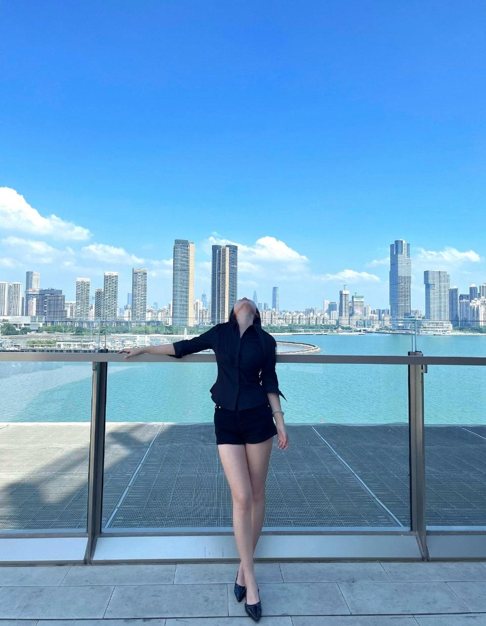 猜猜这是哪[飞吻]
天好蓝啊
心情美美哒
宝子们，想我了没[飞吻]女生穿包臀裙会